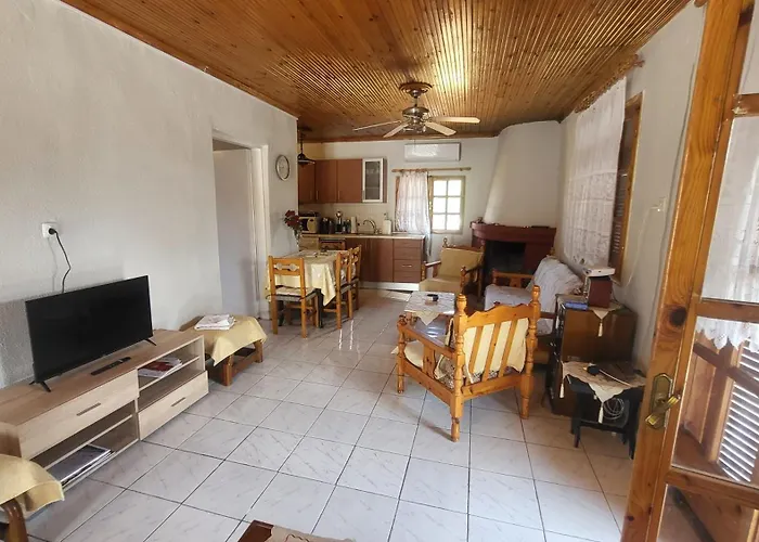 Peaceful 2-Bedroom House 500M From Beach